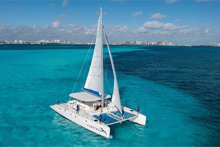 Catamaran Cancun to Isla mujeres Lunch OpenBar and Snorkeling