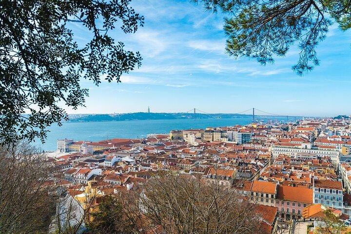 Lisbon : Private St George Castle w/tkts + Walking Tour Alfama