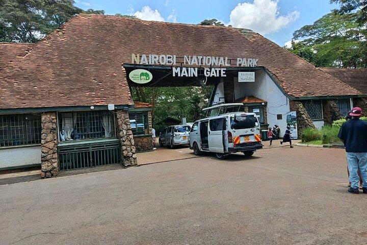 Nairobi: National Park with 4 x 4 tour van & Giraffe Center