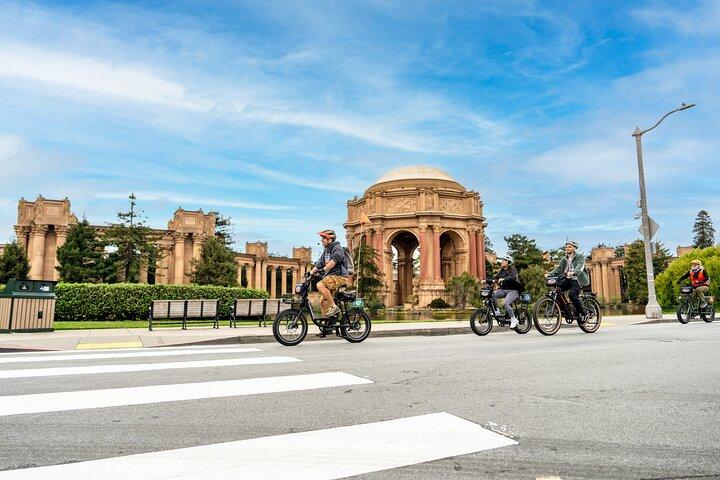 Golden Gate Bridge Guided Bicycle Tour with Lunch at Local Hotspot