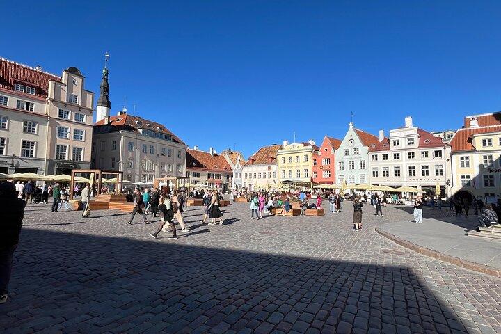 Group walking tour in Tallinn Old Town