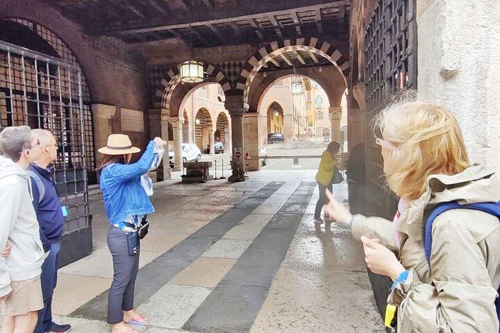 Verona Must-See Sites: Guided Walking City Tour with local Expert