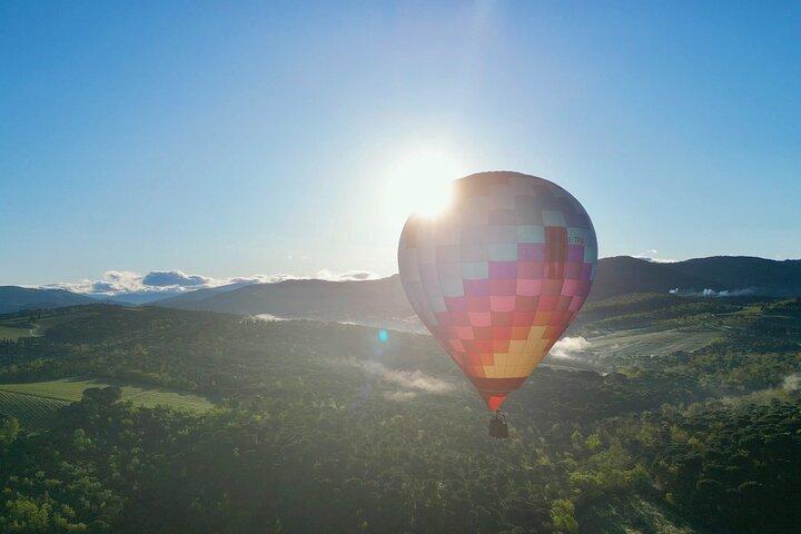 Sunrise Balloon Flight over Tuscany with Breakfast and Photos