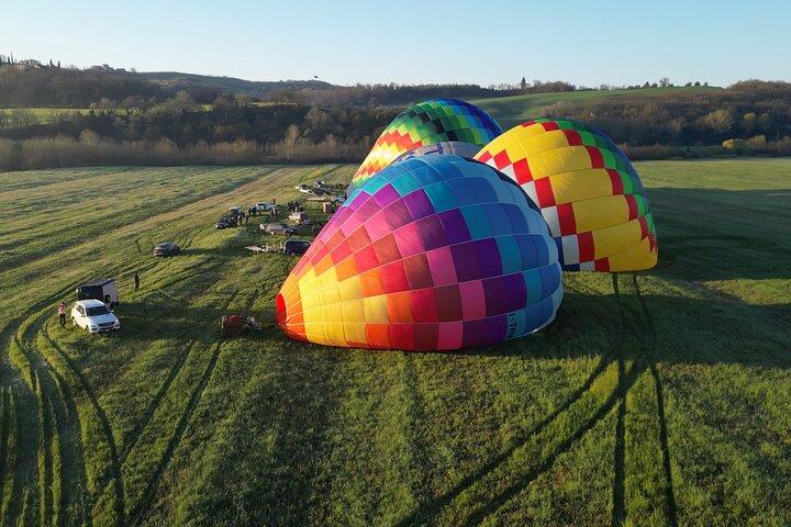 Sunrise Balloon Flight over Tuscany with Breakfast and Photos