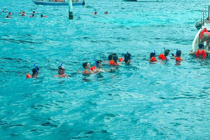 Adults-Only Catamaran Adventure – Sunset, Snorkeling & Drinks