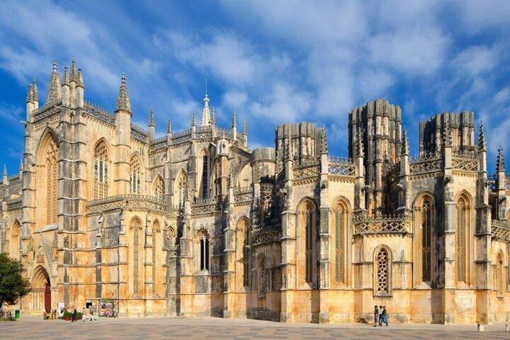 Fátima and Silver Coast Wonders: Small Group Tour from Lisbon