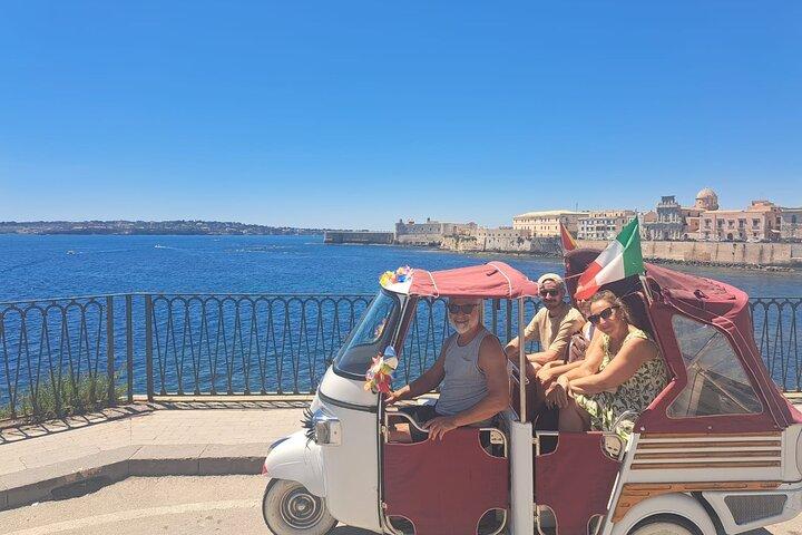 1 hour Calessino/Tuk tuk Tour to Syracuse or Ortigia Island