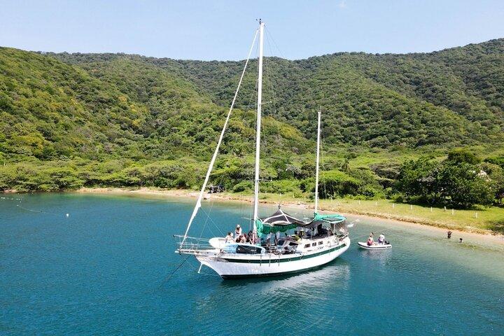 Sail to Tayrona Park with Lunch, Snorkeling and Paddle