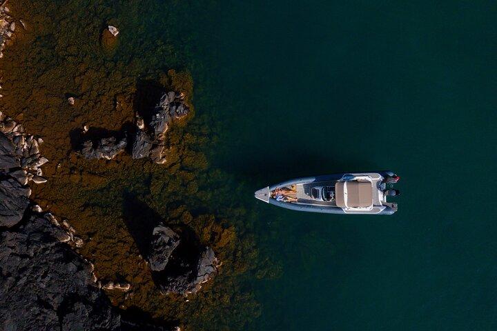 Private boat tour along the coastline of Santorini and volcano
