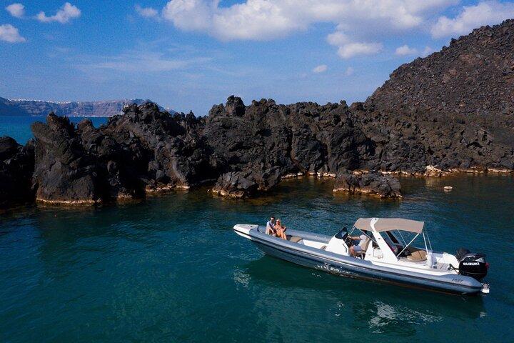 Private boat tour along the coastline of Santorini and volcano