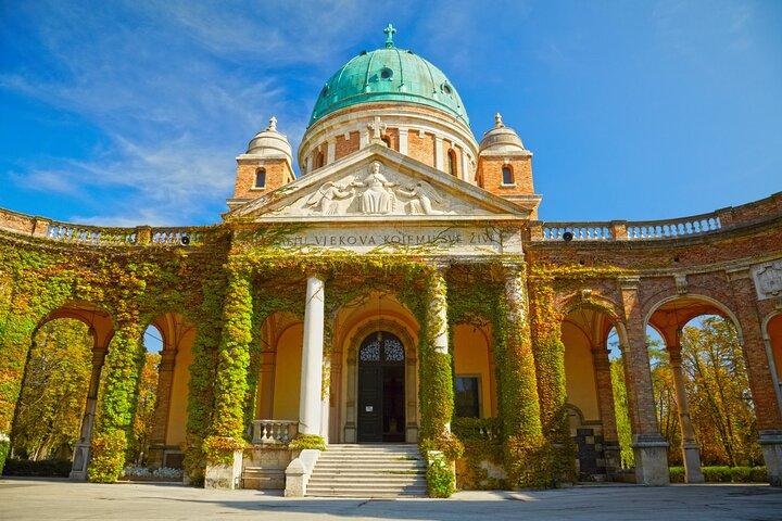 Private transfer from Budapest to Zagreb, 2h stop for sightseeing