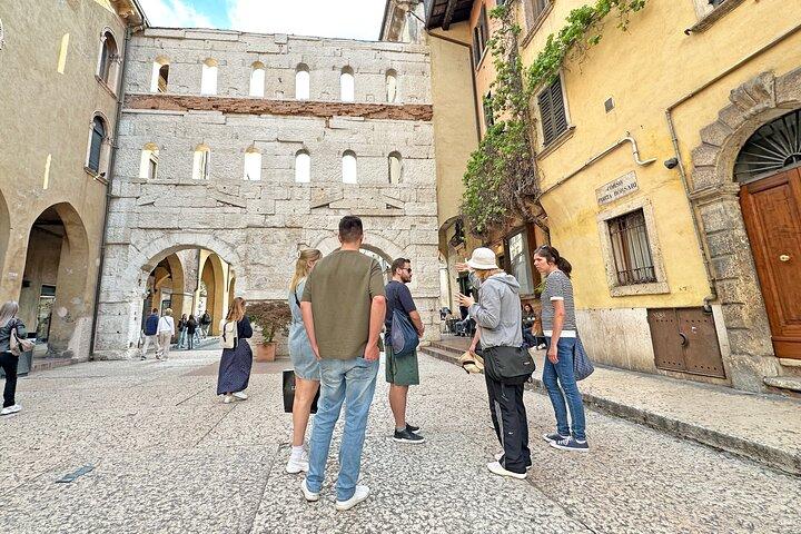 Verona Must-See Sites: Guided Walking City Tour with local Expert