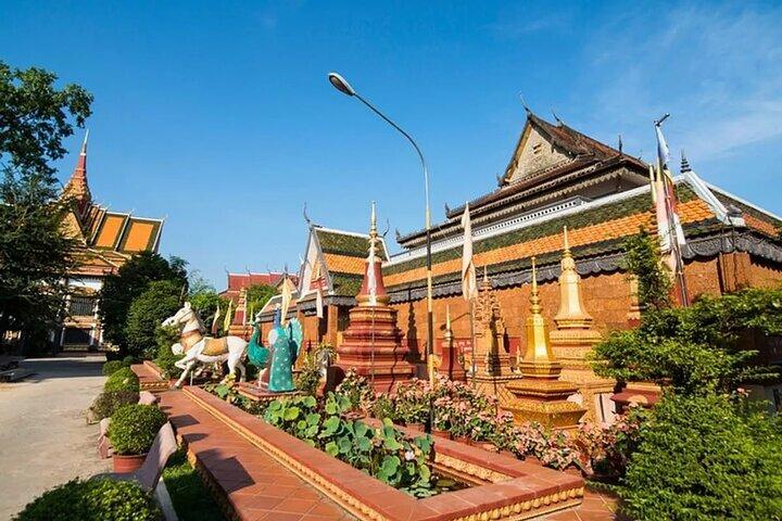 2-Day Angkor Wat With Small, Big Circuit and Banteay Srei Tour