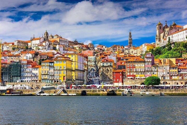 Private transfer from Lisbon to Porto with Tour in 5 cities