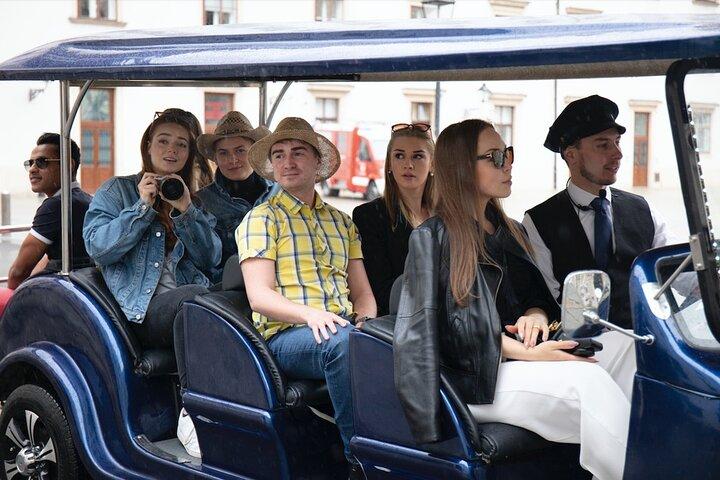 Imperial Oldtimer Tour of Vienna with Prosecco