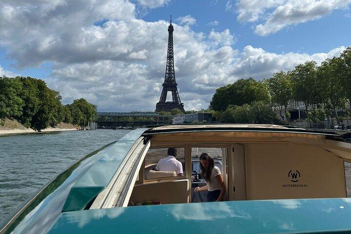Wine and Cheese Tasting in a VIP Cruise on the Seine