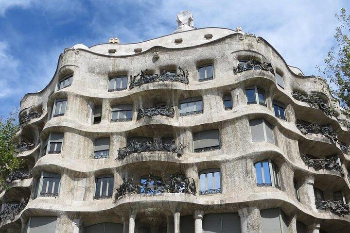 Casa Milà by Gaudí: Architectural Walking Tour