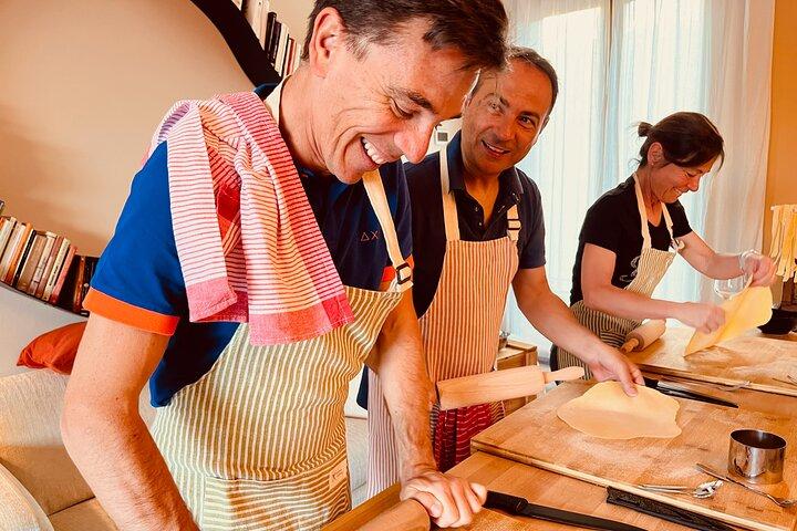 Verona Center: Pasta Class with Dinner & Wine in a Local Home