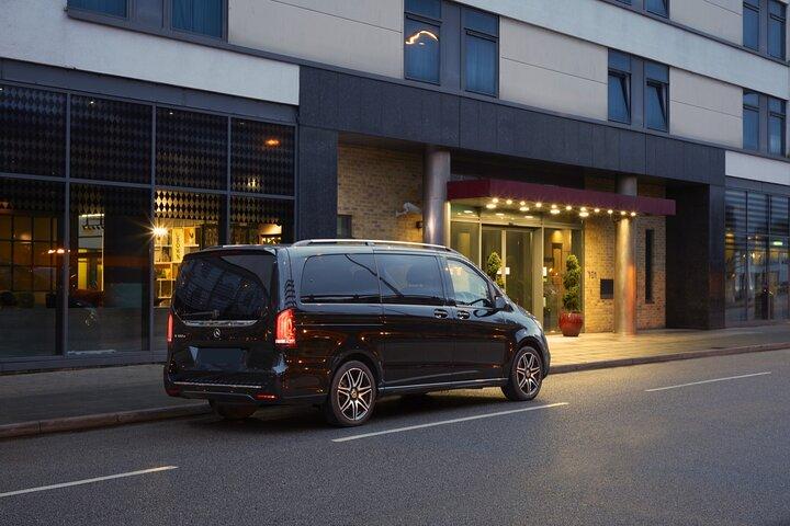 Private Transfer Paris ↔ Versailles Palace (Round Trip) by van