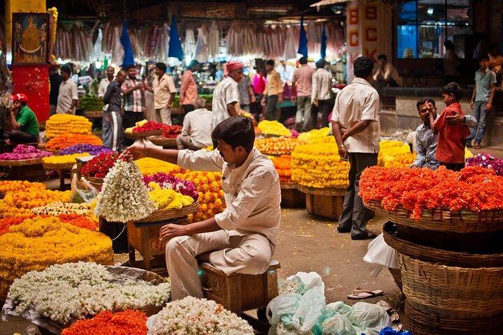 Experience Bangalore Evening City Walk Tour and Market Visit