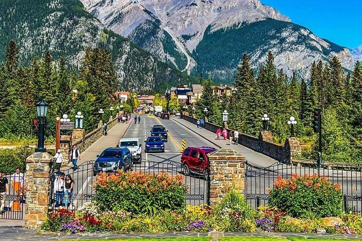 Banff: Gondola, Hot Spring and Three Lakes Tour