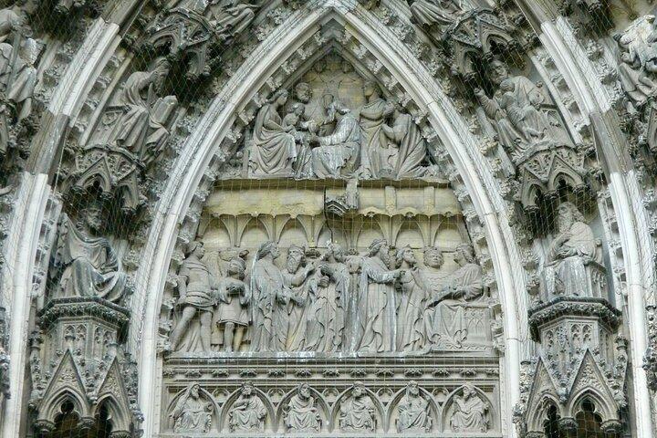 Cologne Cathedral tour audio guide with mobile phone