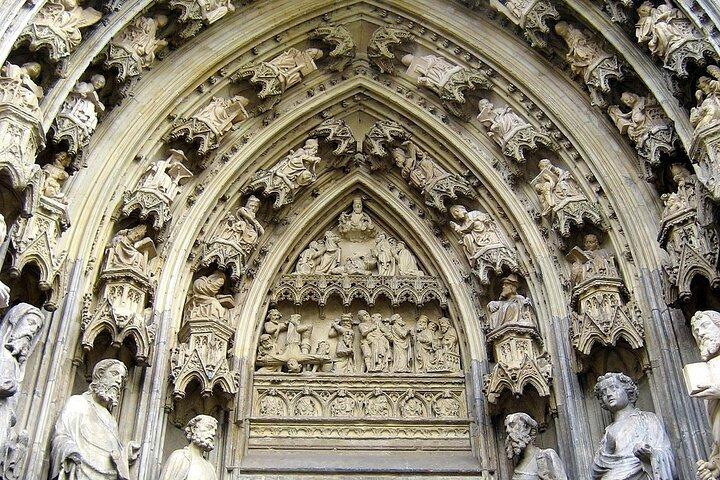Cologne Cathedral tour audio guide with mobile phone