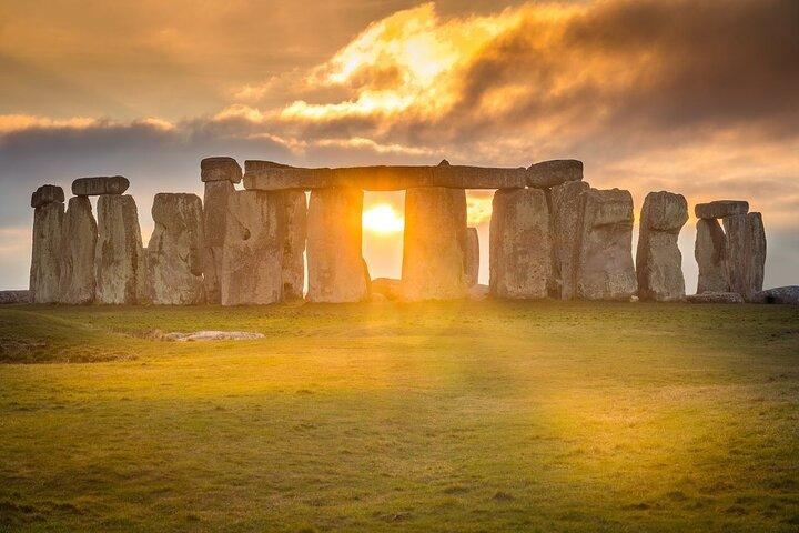 London or Heathrow To Stonehenge Return Private Transfer