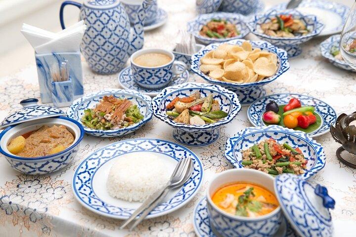 Bangkok Calypso Cabaret with Dinner and Cultural Dance