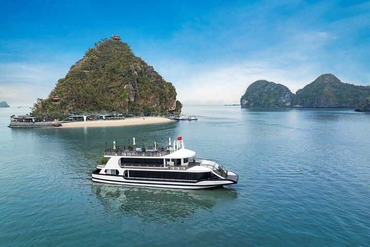 Ha Long Bay Day Cruise from Hanoi-Buffet, Kayak and Sunset Party