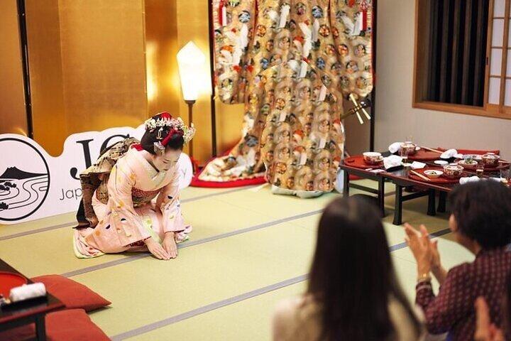 Gion Tour & Maiko or Geisha Dinner with Licensed Guide