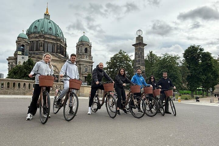 Berlin : The best bike tour with a Berlin guide and insider tips