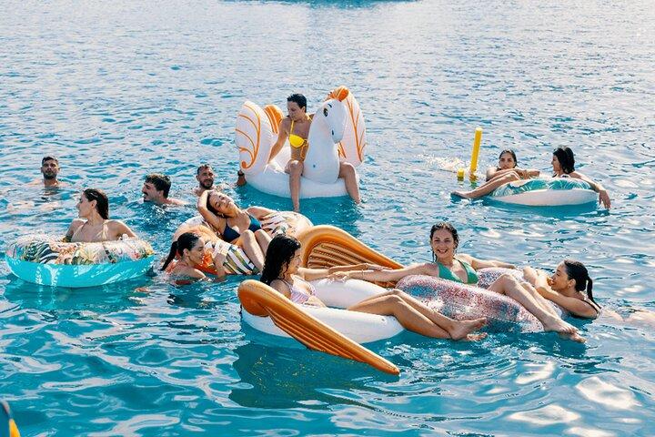 Athens: Swimming Day Cruise with DJ, Lunch & Drinks incl.