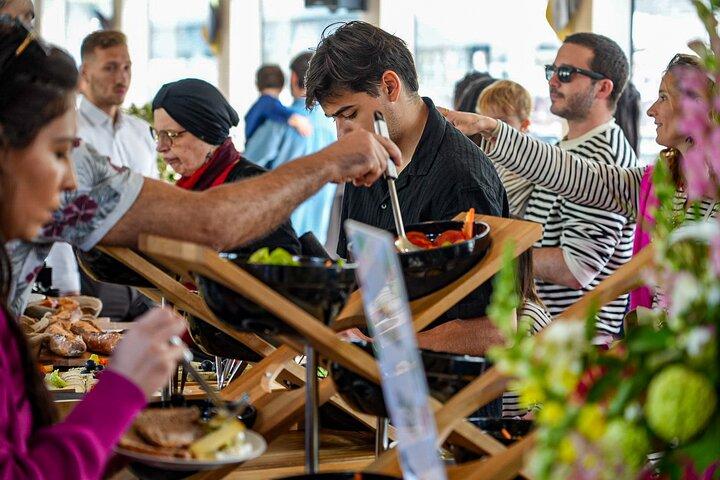 Unlimited brunch cruise on the Seine