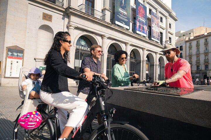 Madrid: 3 hour Guided Highlights Bike Tour with Optional Tapas
