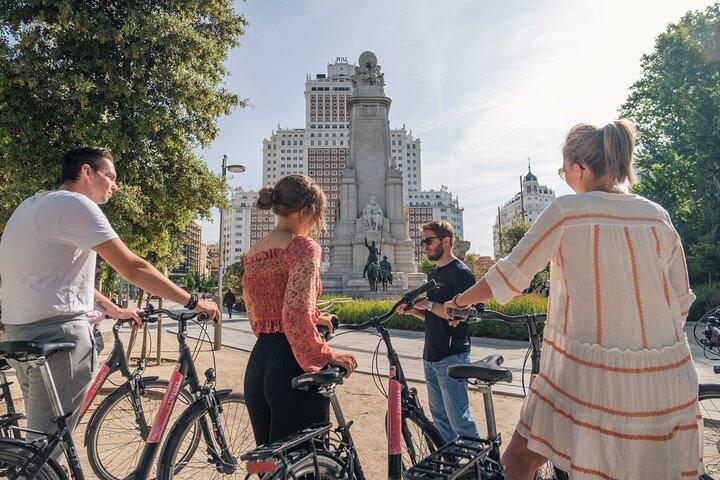 Madrid: 3 hour Guided Highlights Bike Tour with Optional Tapas
