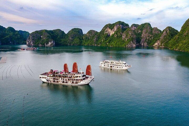 From Hanoi: 2-Day Luxury Halong Cruise Explore Caves & Island