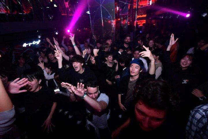 Osaka Dotonbori: CHEVAL Nightclub Ticket & Drinks (Foreign Only)