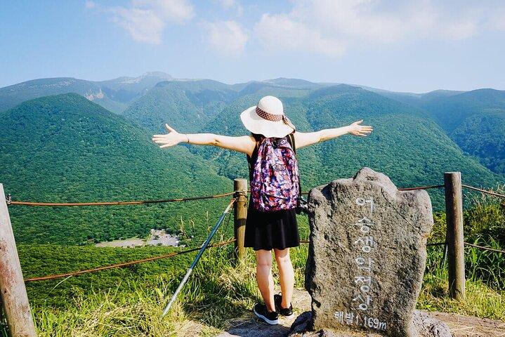 Eoseungsaengak Trail, Osulloc, Oedolgae & Cheonjiyeon Day Tour