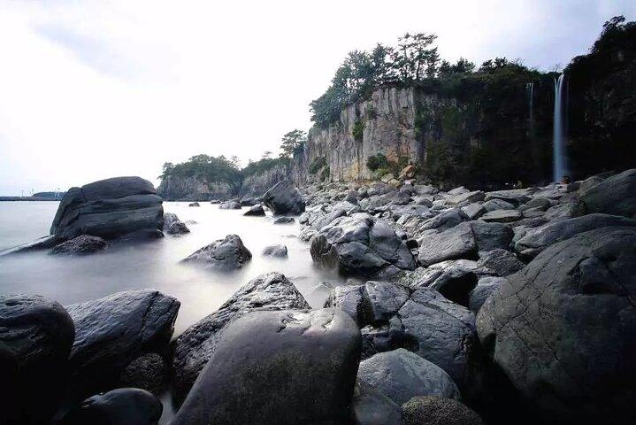 Eoseungsaengak Trail, Osulloc, Oedolgae & Cheonjiyeon Day Tour