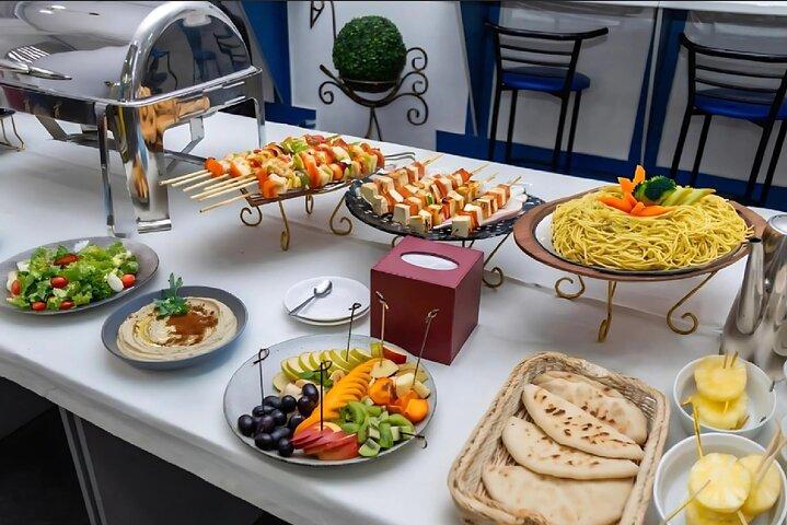 Burj Al Arab: 2-Hour Yacht Tour with BBQ Dinner and Drinks