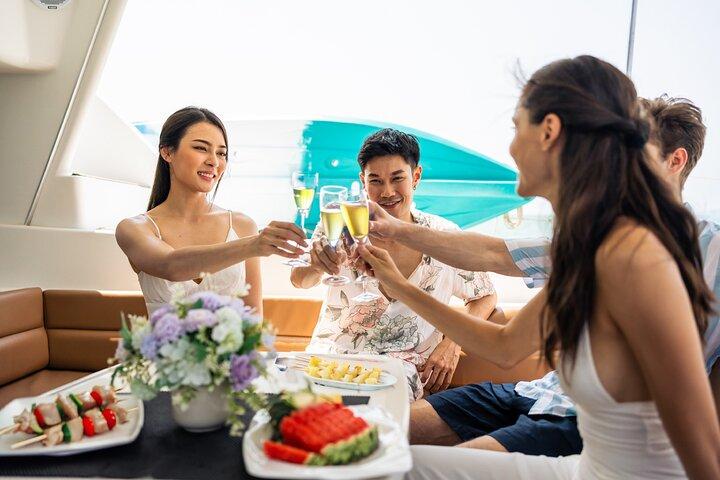 Burj Al Arab: 2-Hour Yacht Tour with BBQ Dinner and Drinks