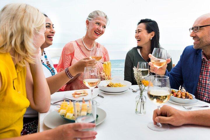 Burj Al Arab: 2-Hour Yacht Tour with BBQ Dinner and Drinks