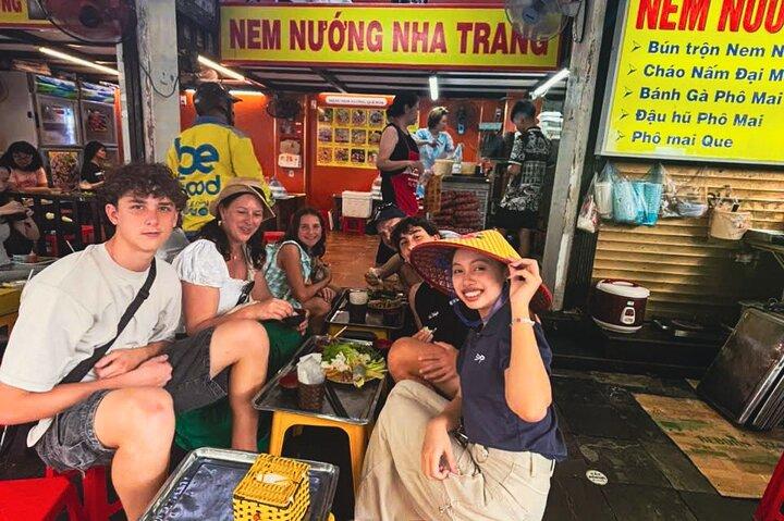 Hanoi: Walking food tour & Train Street visit small group