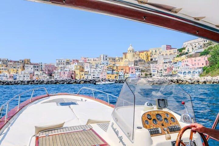 From Naples to Procida: Full-Day Boat Trip to the Island & Bays