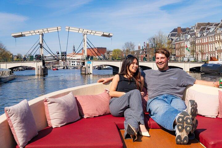 Guided Amsterdam Canal Cruise – Snacks & Drinks on board(1 Hour)