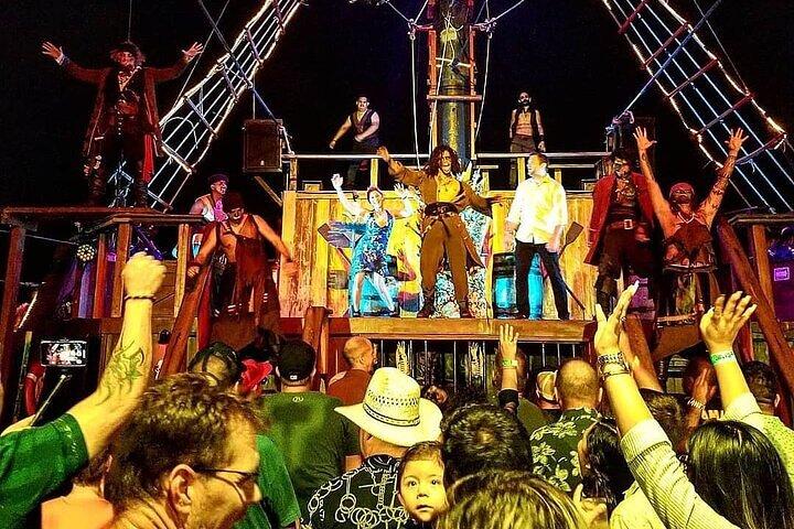 Cancún Pirate Ship Dinner Cruise with Show, Open Bar & 2x1 Offer