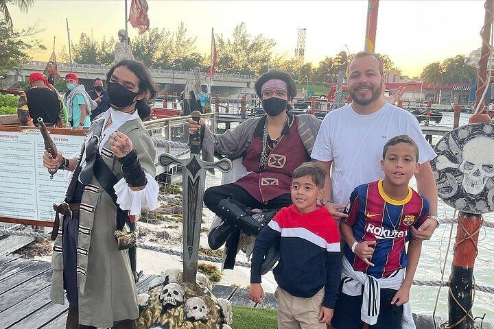 Cancún Pirate Ship Dinner Cruise with Show, Open Bar & 2x1 Offer
