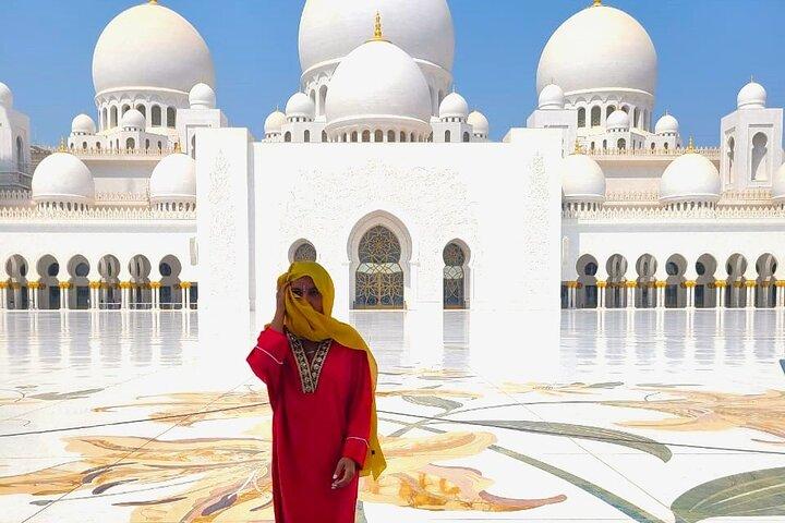 Private Guided Abu Dhabi Day Trip with Complimentary Photography