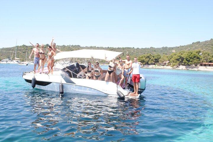Split/Kaštela/Trogir: Blue Lagoon 3 Islands Tour with drinks